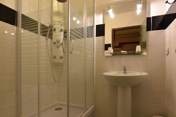 Room 12 of 27
