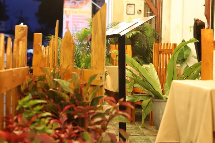 Dining 37 of 48