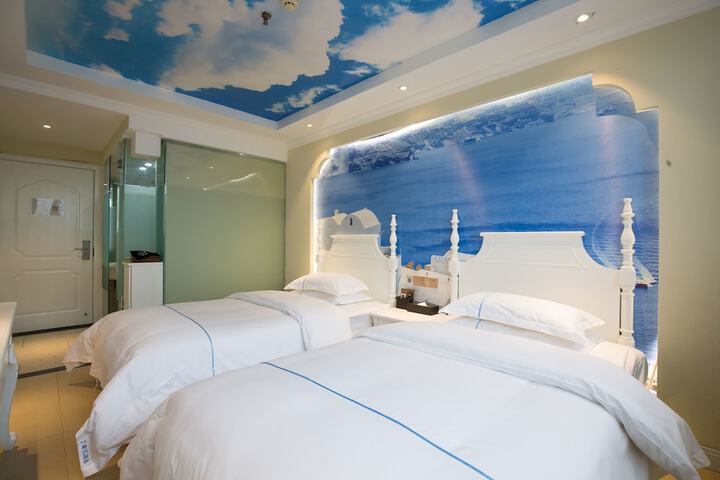 Room 10 of 33