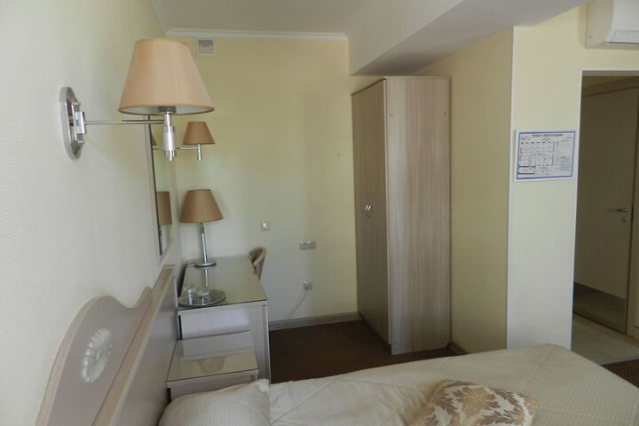 Room 4 of 42