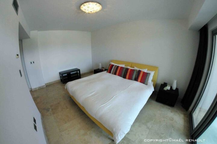 Room 8 of 230