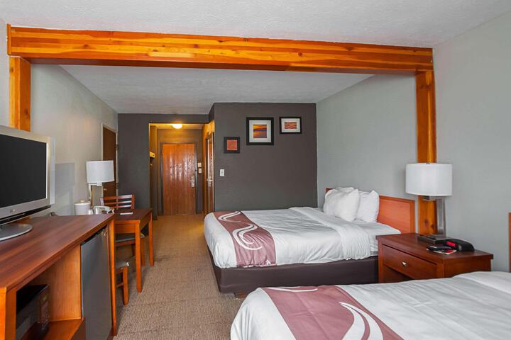 2 Queen Beds (3 of 9)