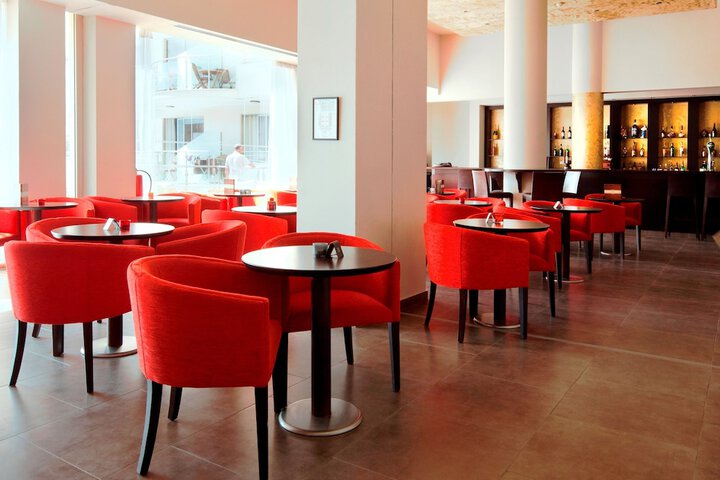 Lounge 88 of 110
