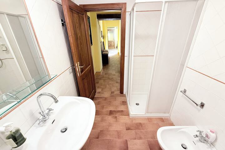 Room 33 of 83