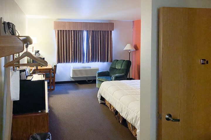 Room 11 of 28