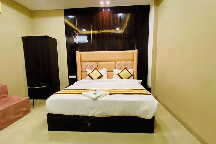 Room 13 of 24