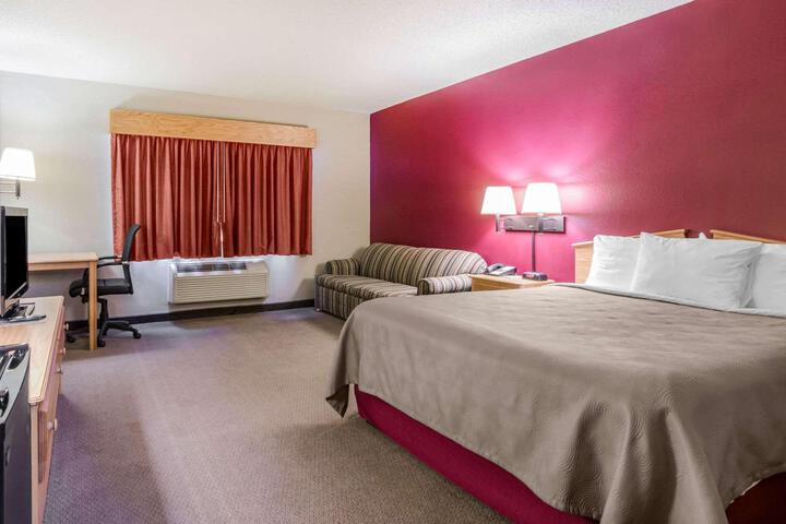 1 Queen Bed (3 of 4)