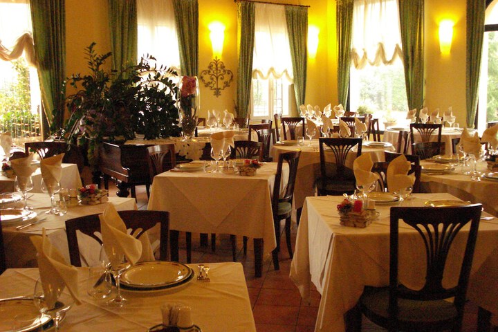 Dining 9 of 33