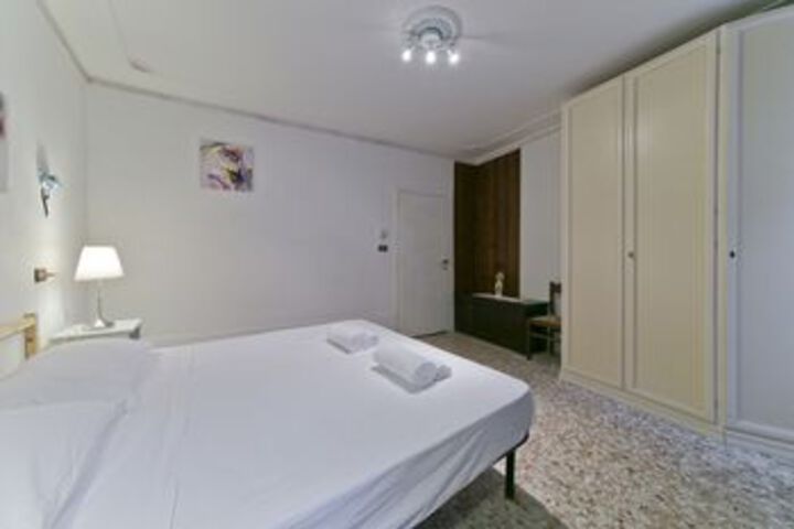 Room 5 of 12