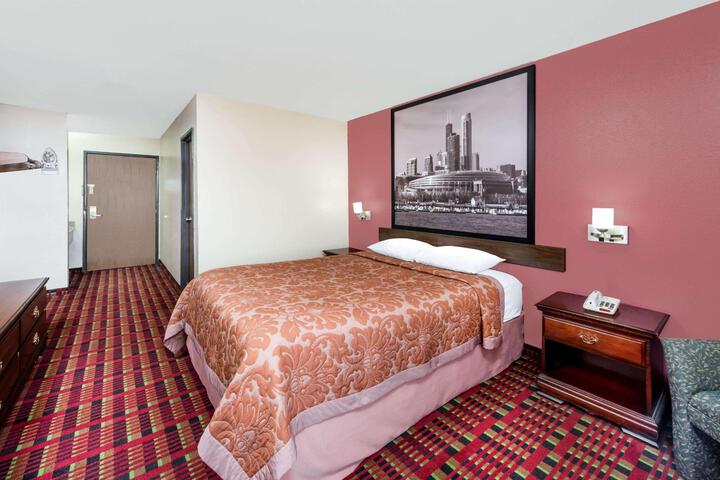 1 Queen Bed (6 of 10)