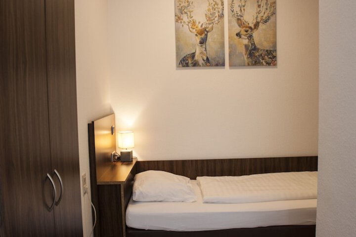 Room 28 of 76