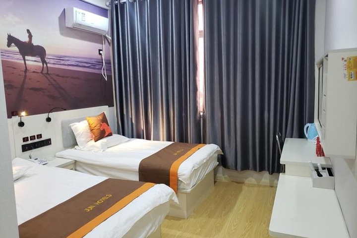 Room 6 of 12