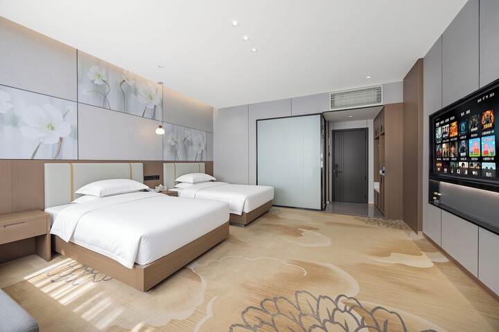 Room 6 of 16
