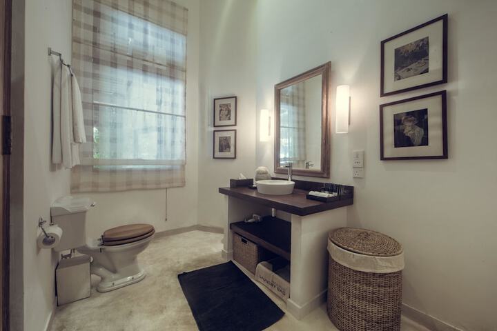 Room 33 of 53
