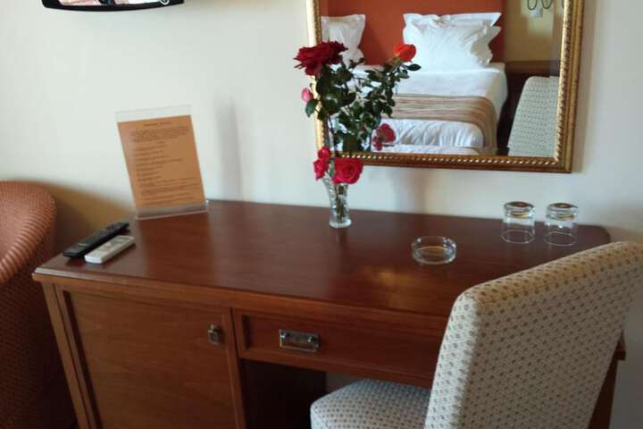 Room 4 of 18
