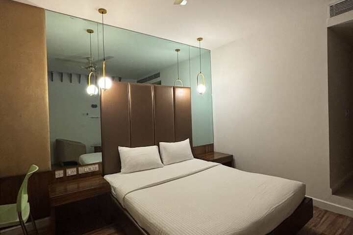 Room 7 of 12