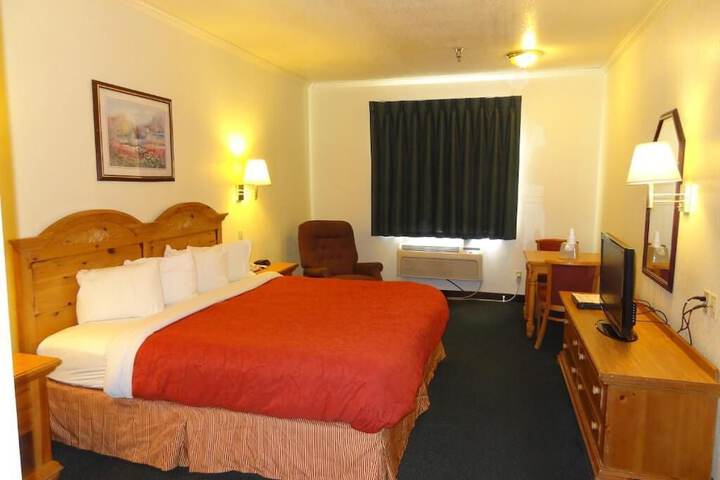 1 King Bed (12 of 16)