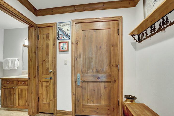 Ballroom/Hall 171 of 182