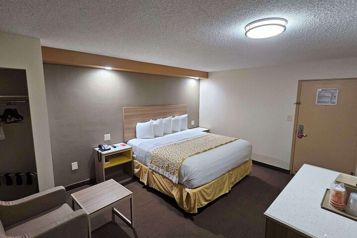 1 King Bed (13 of 14)
