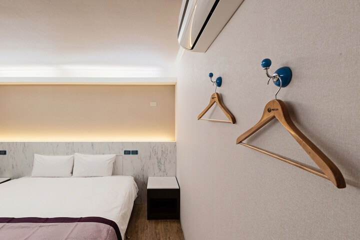 Room 2 of 92