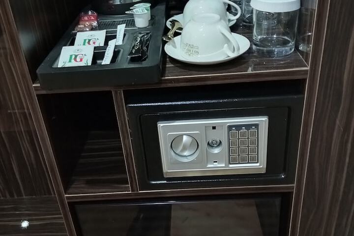 Lounge 40 of 77