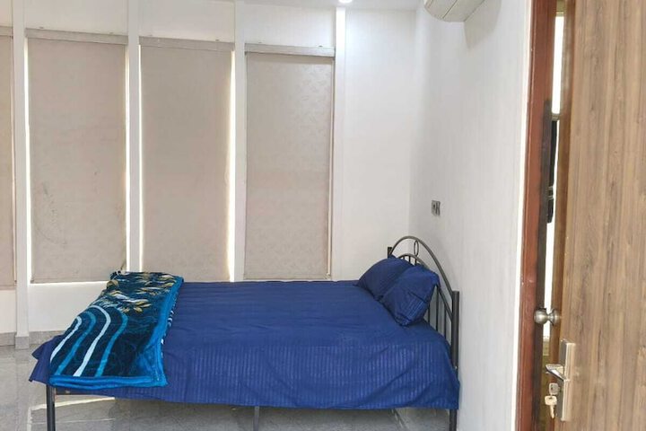Room 13 of 34