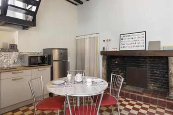 Room 6 of 12