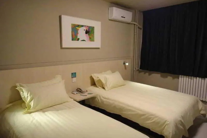 Room 4 of 9