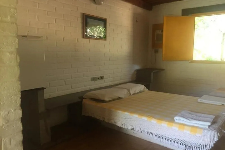 Room 4 of 8