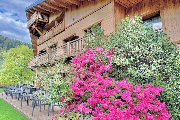 Hotel Exterior 60 of 64
