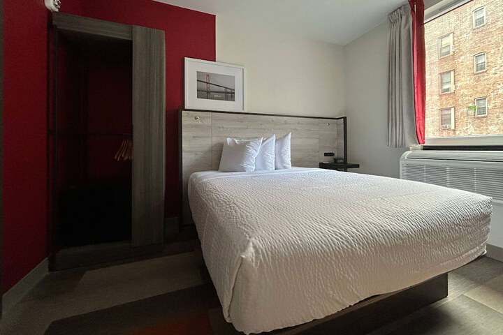 1 Queen Bed (9 of 9)