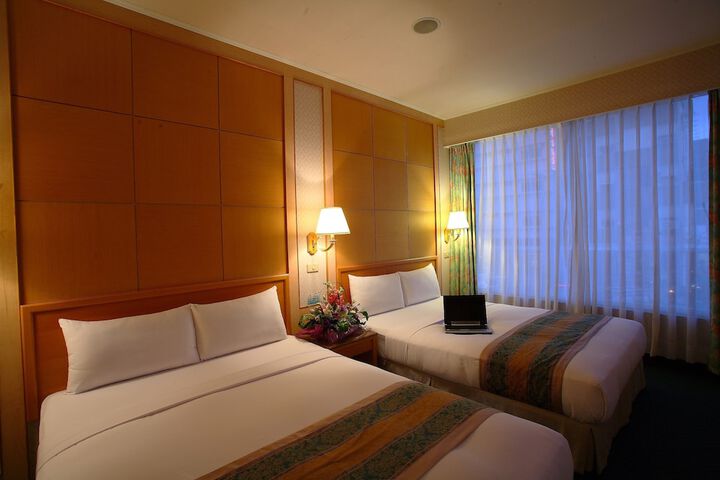 Room 13 of 32