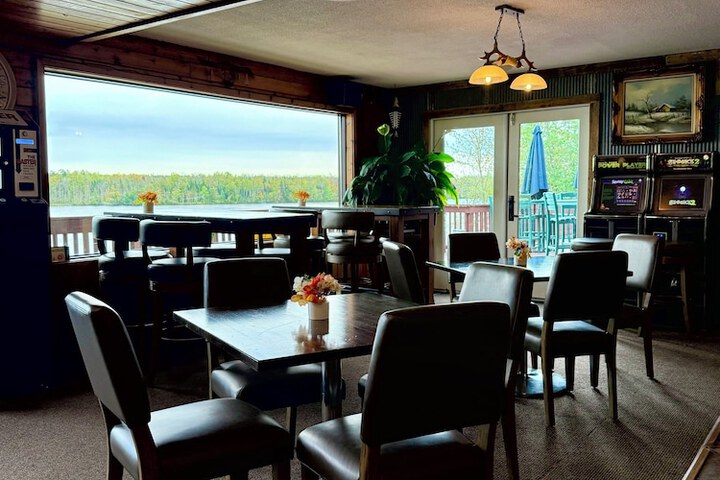 Lounge 108 of 115