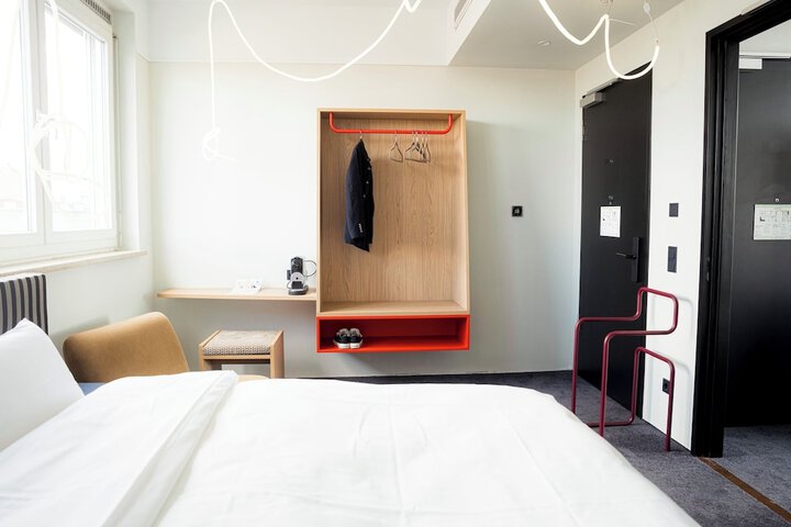 Room 27 of 73