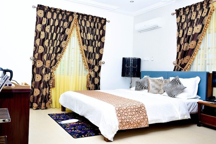 Room 5 of 11