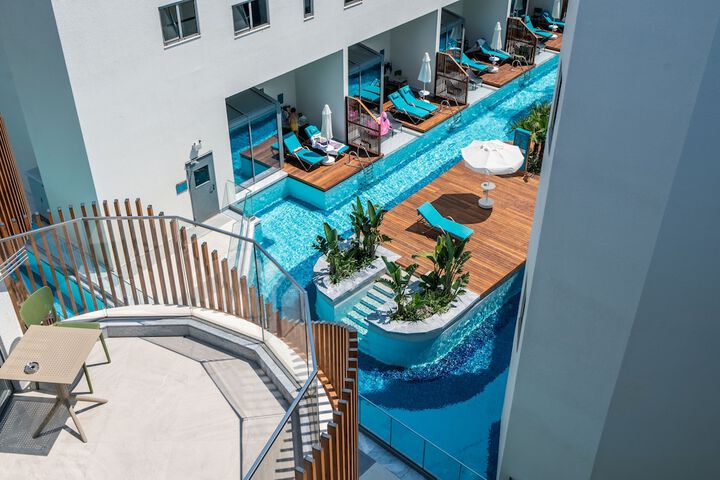 Pool 104 of 251
