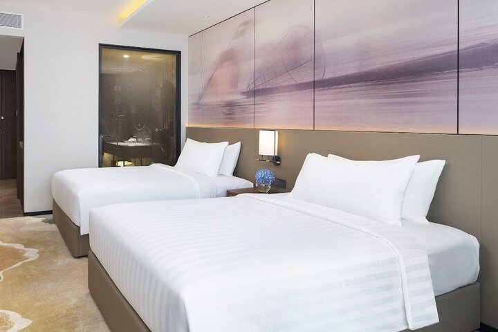 Room 4 of 100