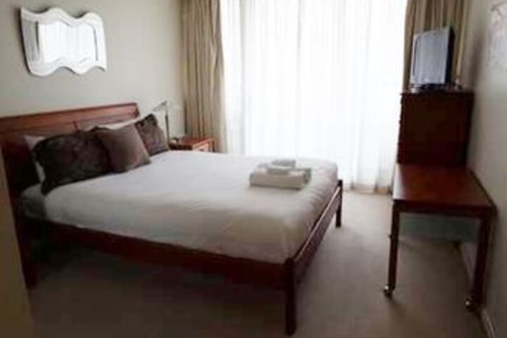 Room 6 of 28