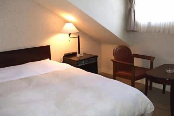Room 8 of 38