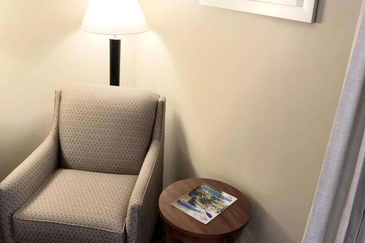 1 King Bed Microwave and Refrigerator High Speed Internet Accessible Full Breakfast (6 of 12)