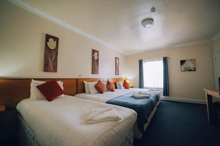 Room 4 of 6