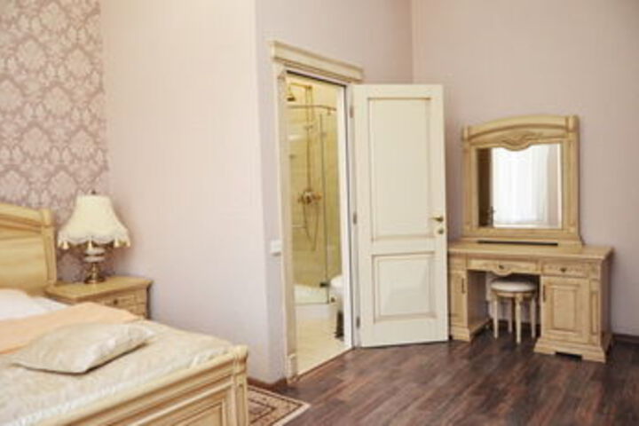 Room 8 of 32