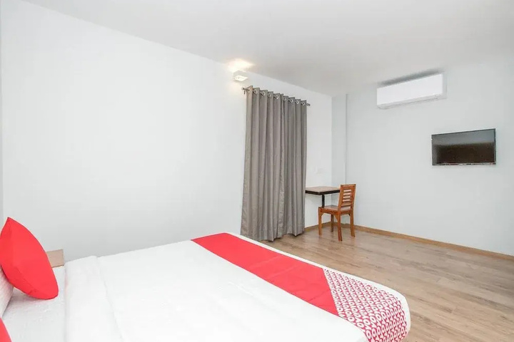 Room 2 of 10