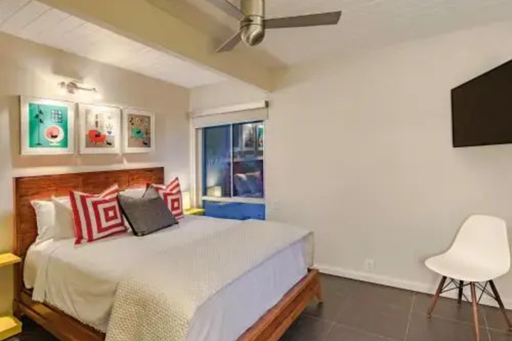 Room 5 of 11
