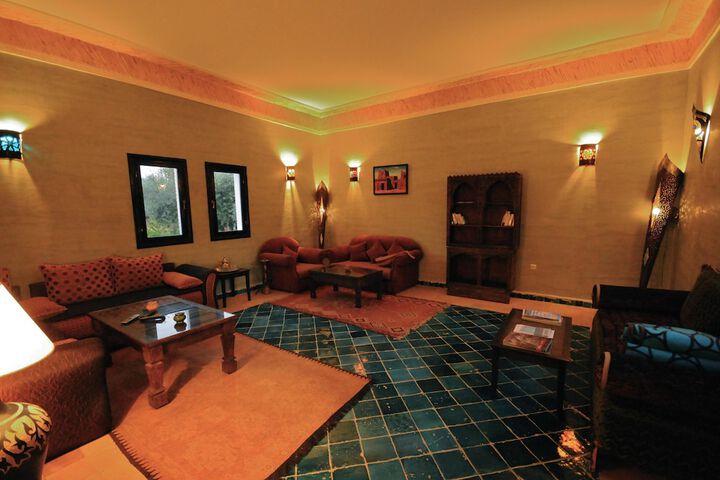 Lounge 32 of 35