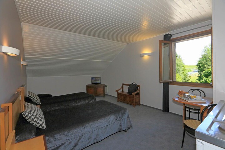 Room 6 of 8