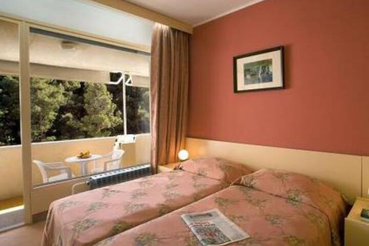 Room 4 of 8