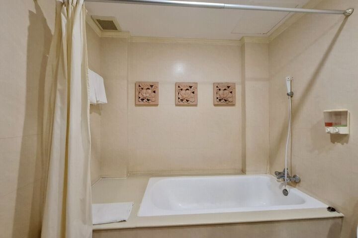 Room 32 of 40