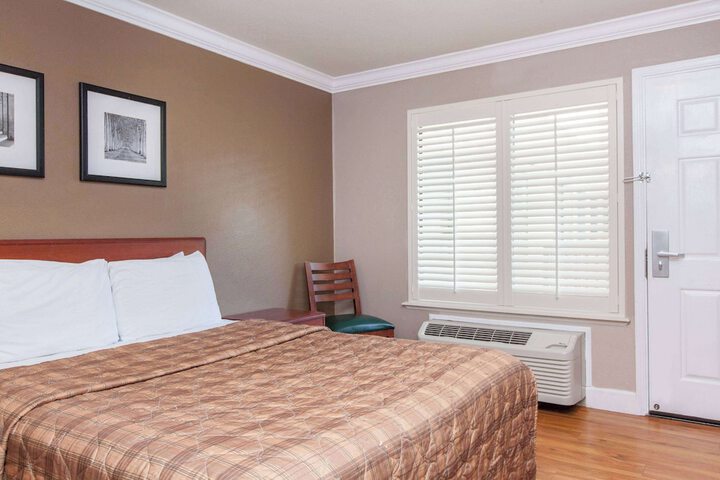 1 Queen Bed (15 of 22)