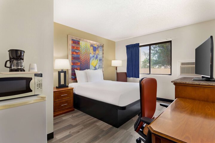 1 Queen Bed (1 of 13)